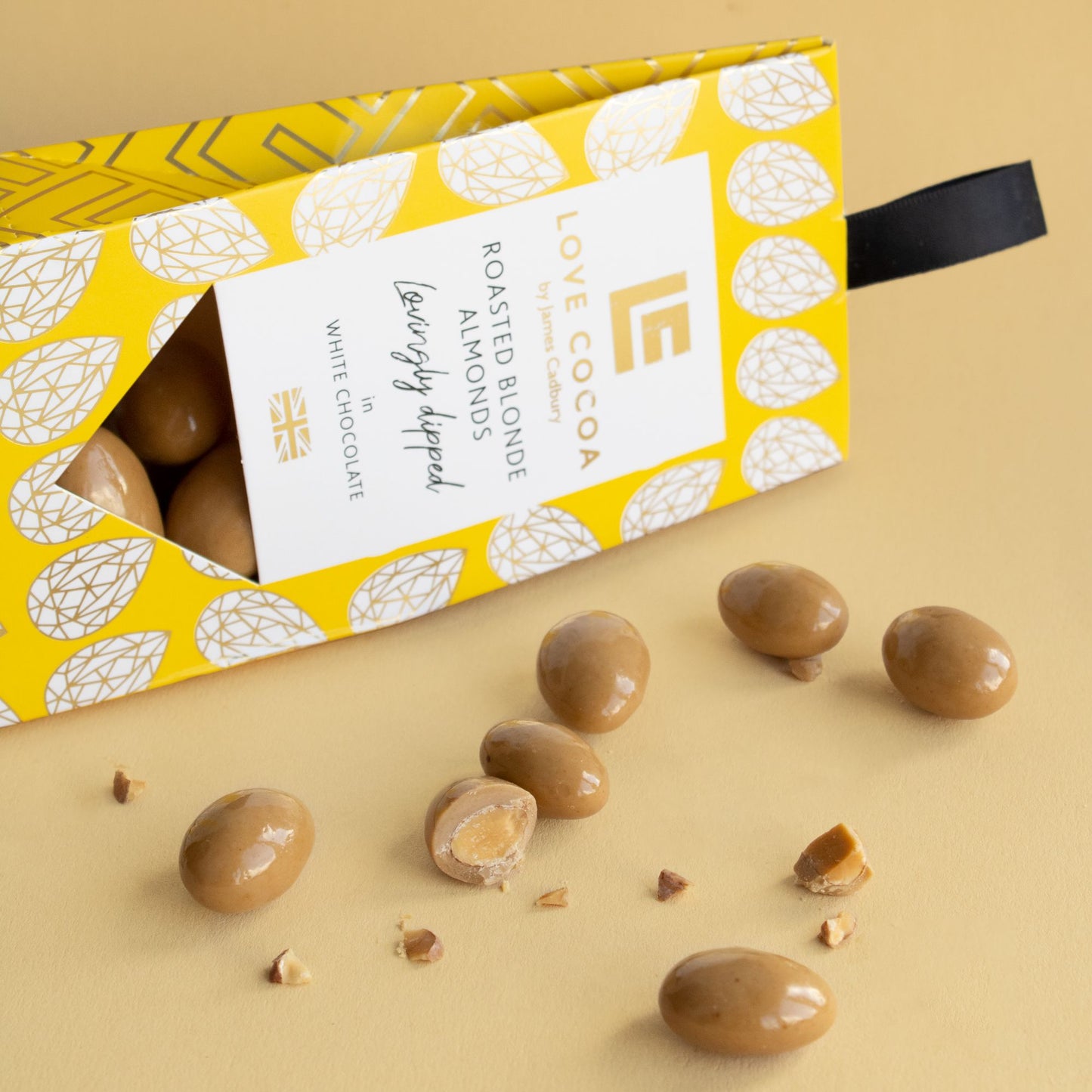Love Cocoa - White chocolate almonds