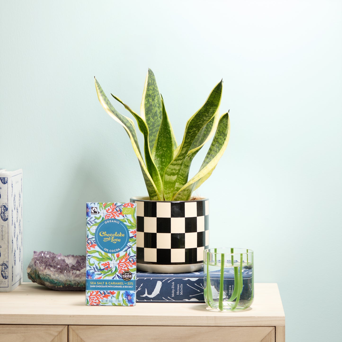Susie, Black Chess pot & chocolate