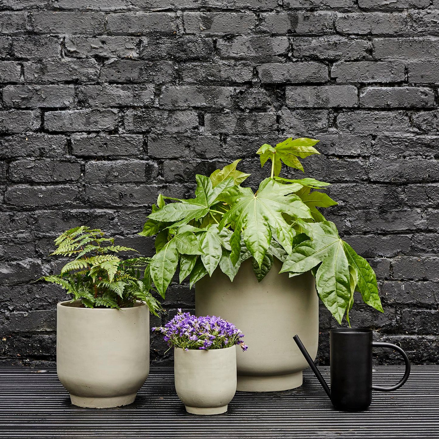 Concrete ridge pot